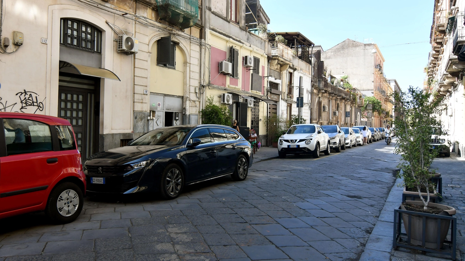 Dà fuoco a donna in strada, grave 26 enne