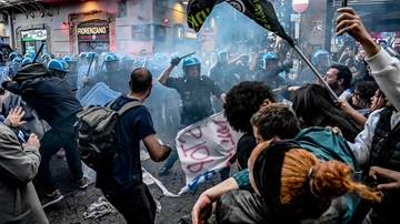 Scontri al corteo anti Nato a Napoli, gli studenti feriti denunciano: “É stato un pestaggio”