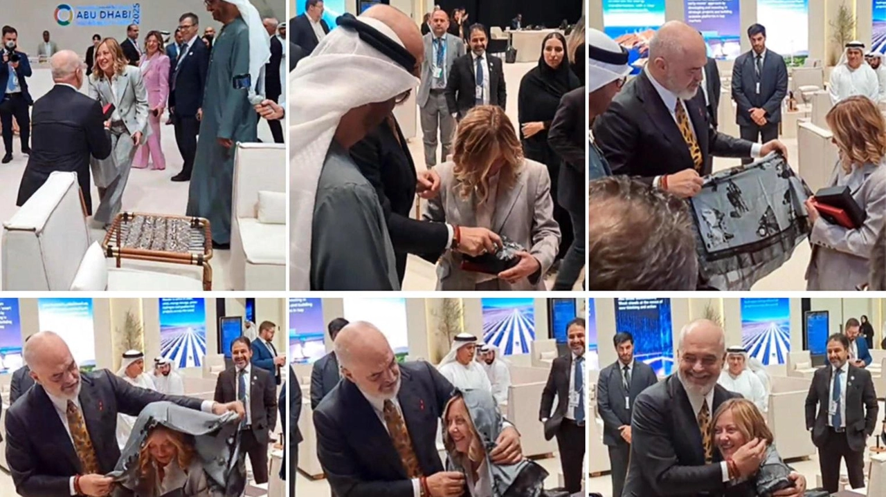 Siparietto tra Giorgia Meloni ed Edi Rama all’Adnec Centre di Abu Dhabi, durante il summit sull’energia tra Italia, Emirati Arabi...