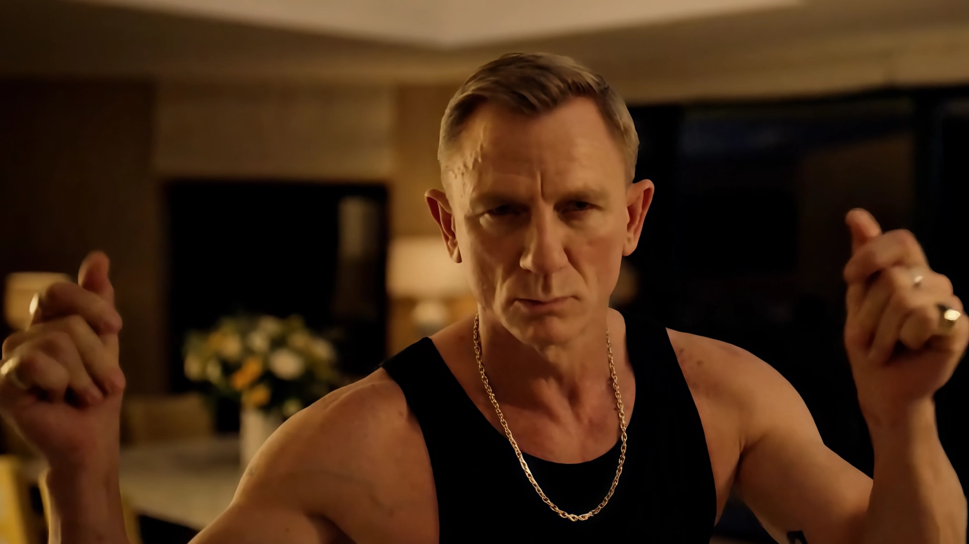 Daniel Craig, 56 anni, in un recente spot per una vodka. In alto, una scena di Queer, diretto da Luca Guadagnino (52 anni)