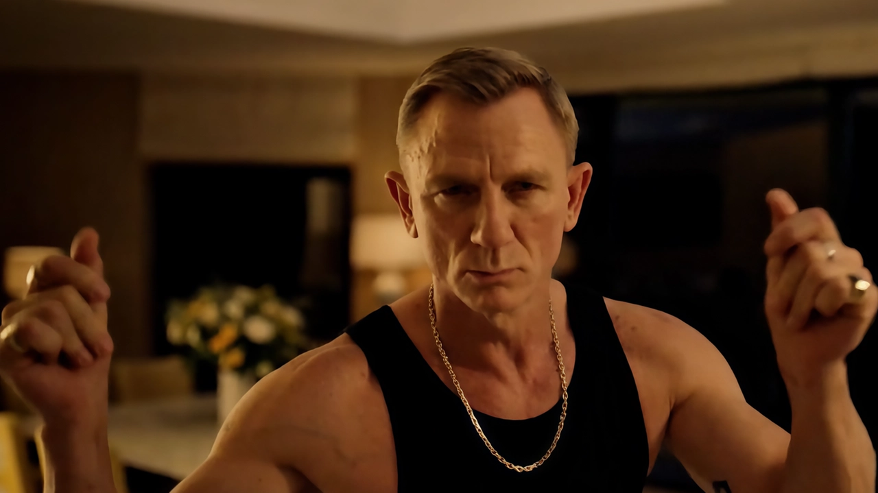 Daniel Craig, 56 anni, in un recente spot per una vodka