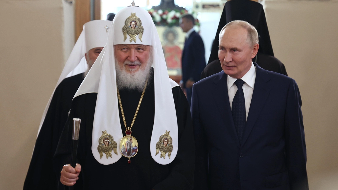 Il presidente russo Vladimir Putin (a destra), 72 anni, con il patriarca di Mosca, Kirill I, 77