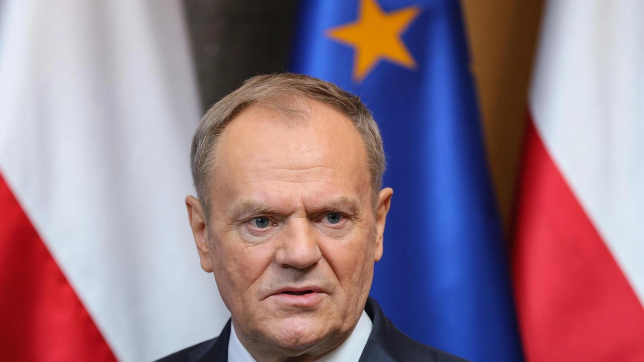 Donald Tusk annuncia incontro a Londra per rafforzare la difesa dell'Ucraina contro la Russia con piani comuni europei.