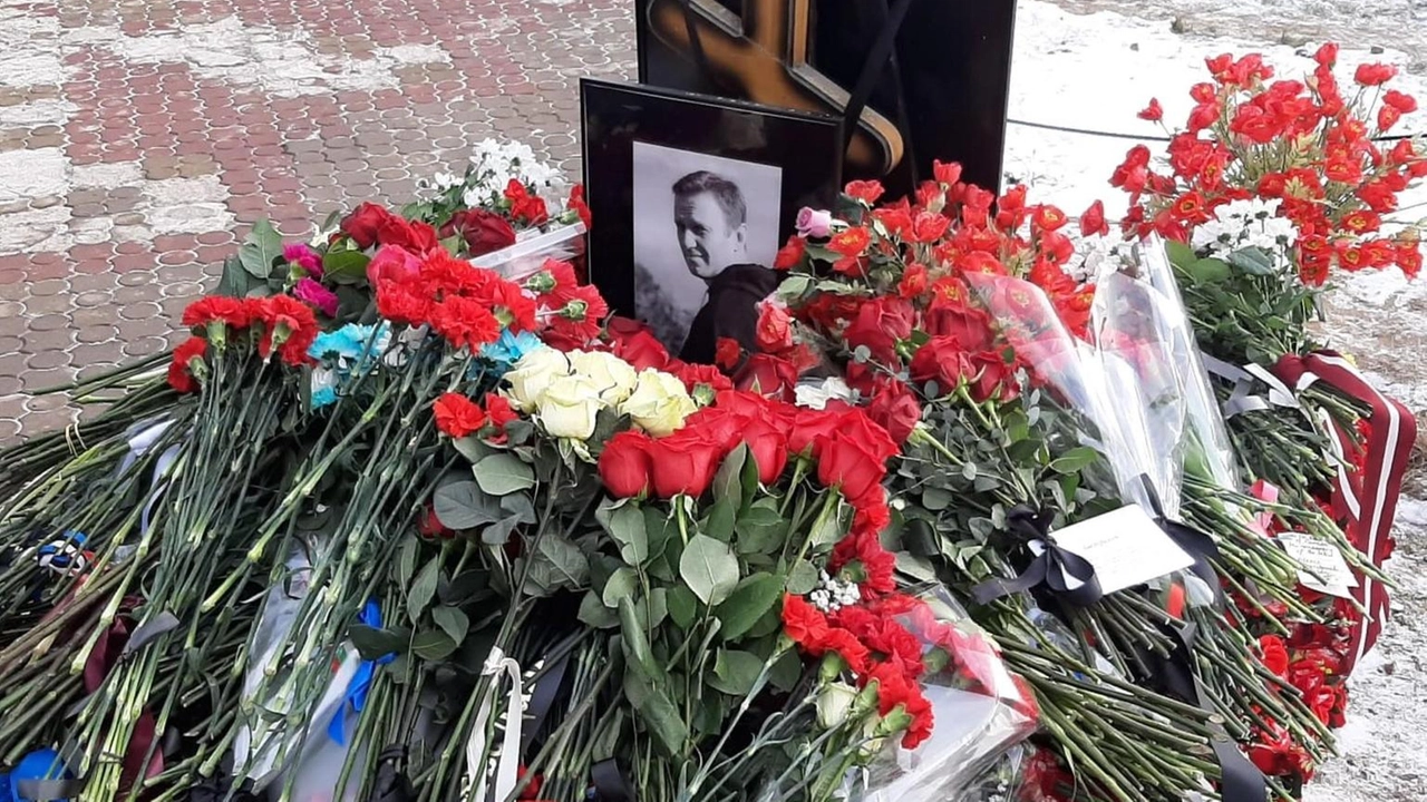 Decine di persone depongono fiori sulla tomba di Alexei Navalny al cimitero di Borisovo a Mosca nel primo anniversario della sua morte.