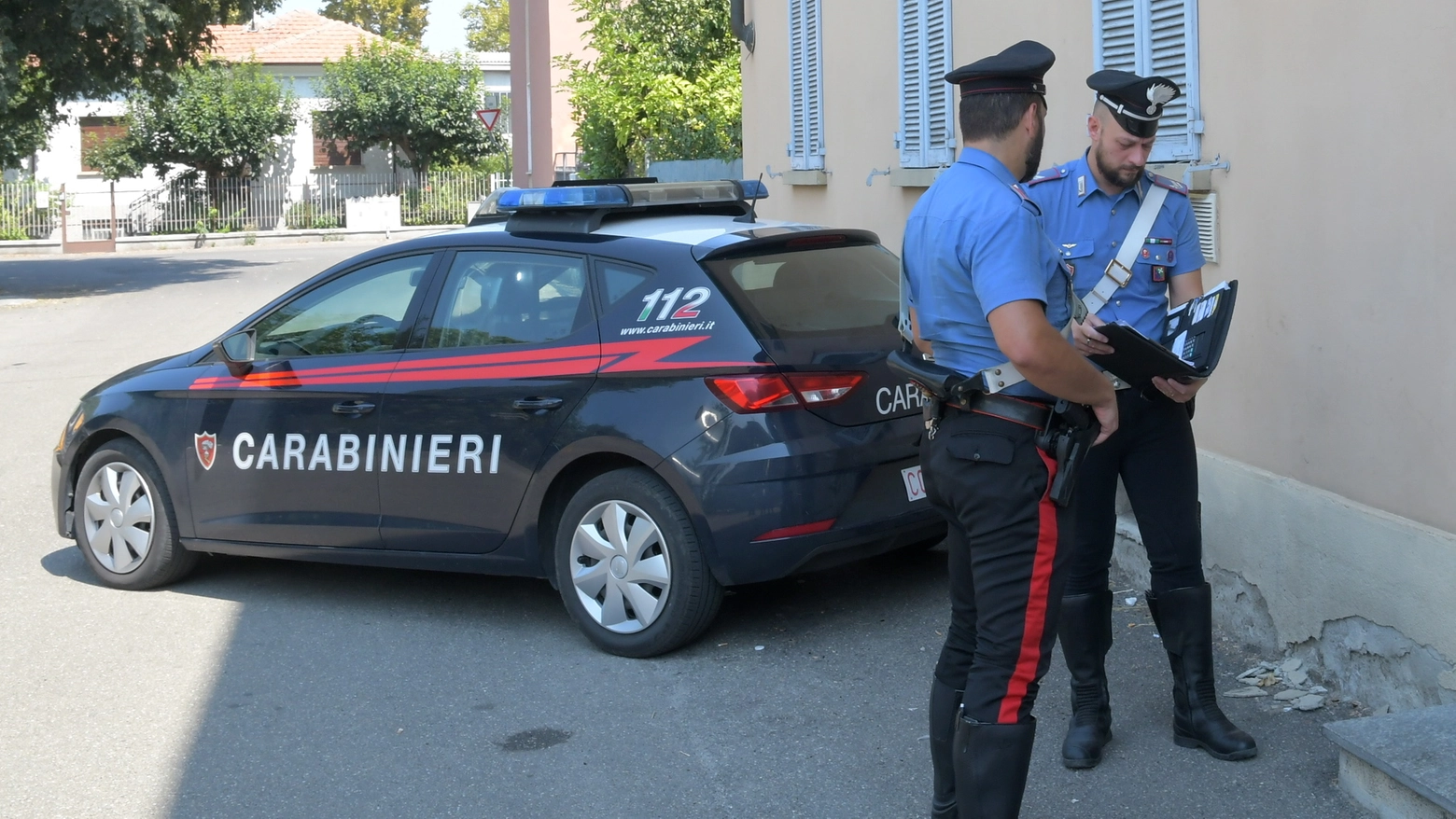 Il 66enne ha accoltellato una donna al volto, poi ha picchiato il compagno e minacciato un carabiniere