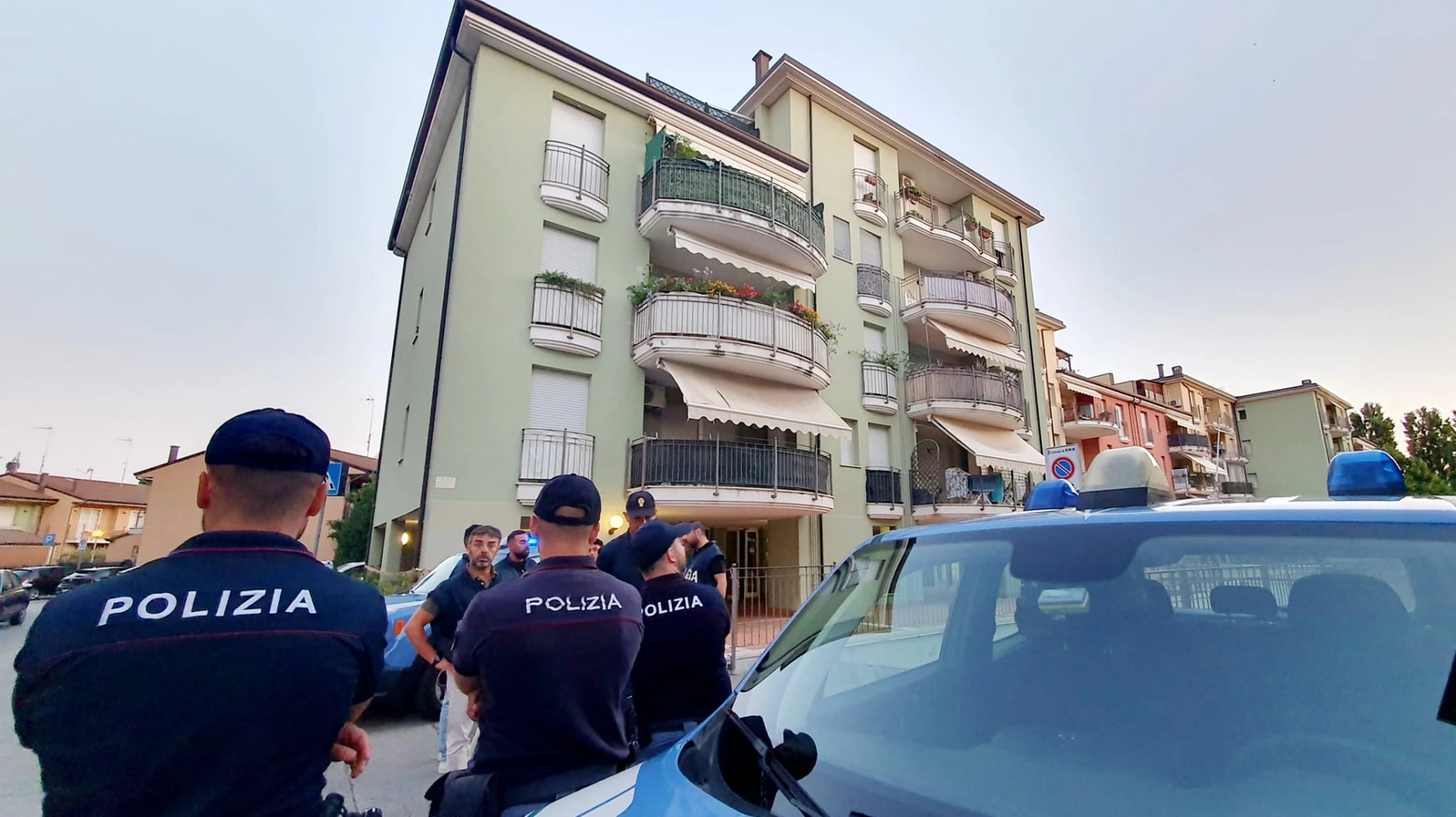 Louis indagato e arrestato: le forze dell'ordine hanno perquisito il suo appartamento (foto Migliorini)