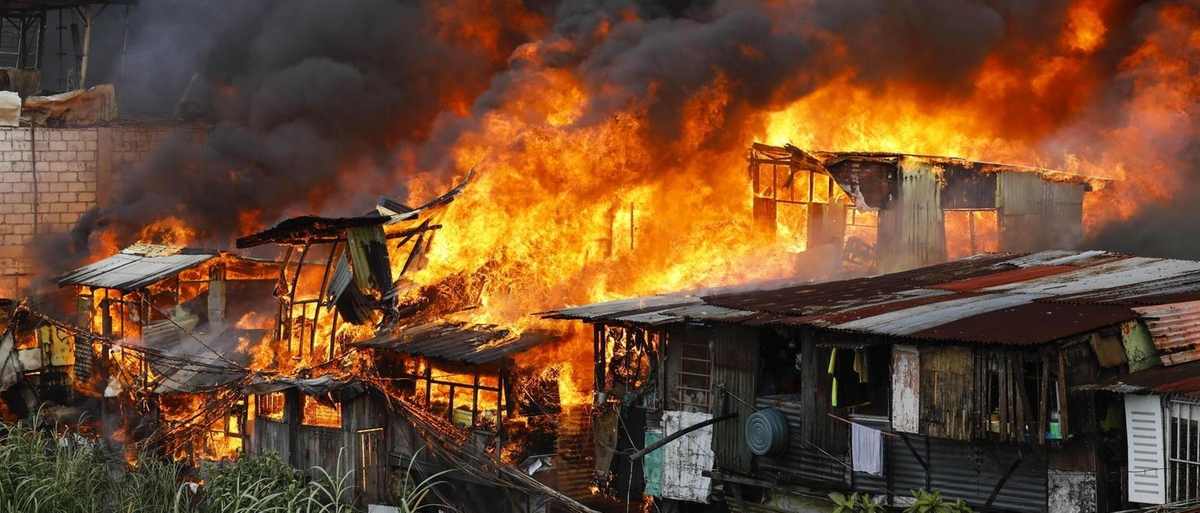 Incendio devasta baraccopoli a Manila, almeno 1000 case bruciate