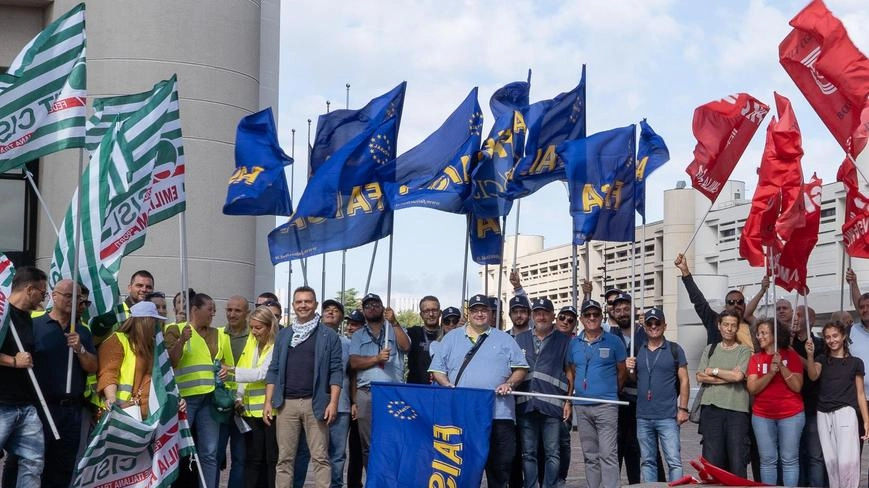 La protesta fuori dalla Regione Emilia-Romagna