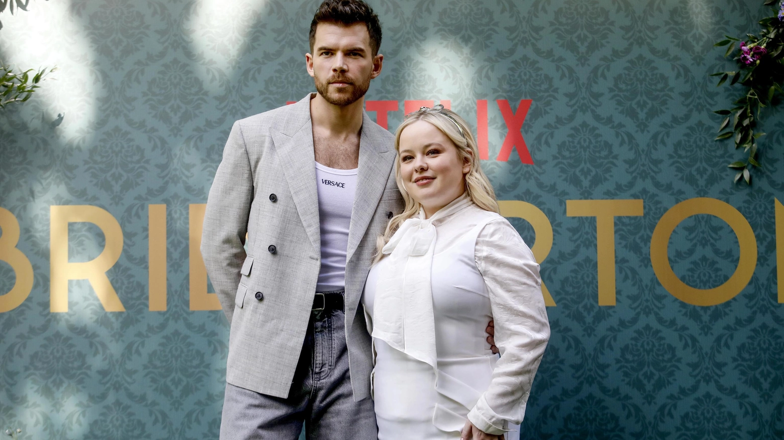 Luke Newton e Nicola Coughlan durante la presentazione della terza stagione delle serie Netflix “Bridgerton”