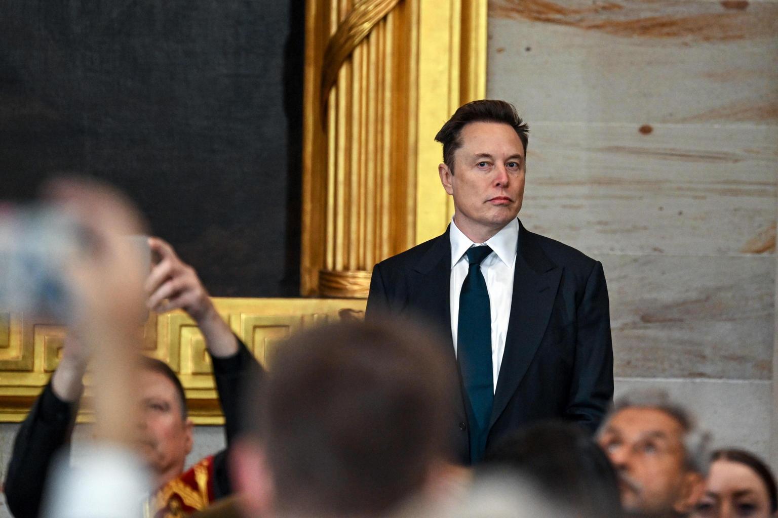 Elon Musk propone la chiusura di Radio Free Europe e Voice of America