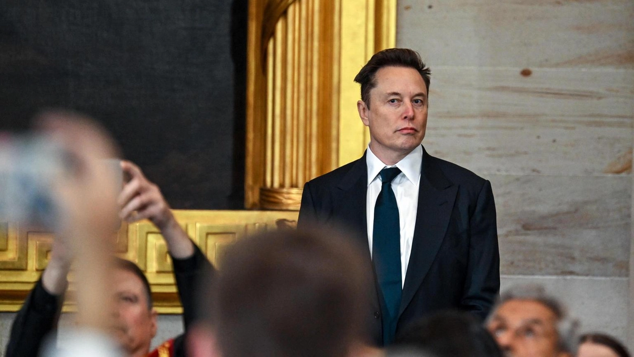 Elon Musk suggerisce di chiudere le radio finanziate dai contribuenti americani, criticando gli sprechi pubblici.