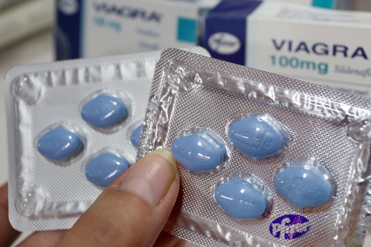 Il Viagra, il famoso farmaco contro la disfunzione erettile, ha fatto la sua comparsa nel 1998, rivoluzionando la vita sessuale di milioni di uomini in tutto il mondo