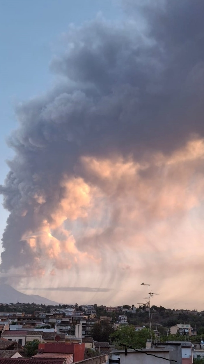 Etna, nube di cenere alta 10 km