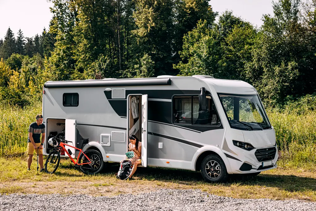 Camper e bicicletta, la combo perfetta: ecco 5 itinerari imperdibili in Europa