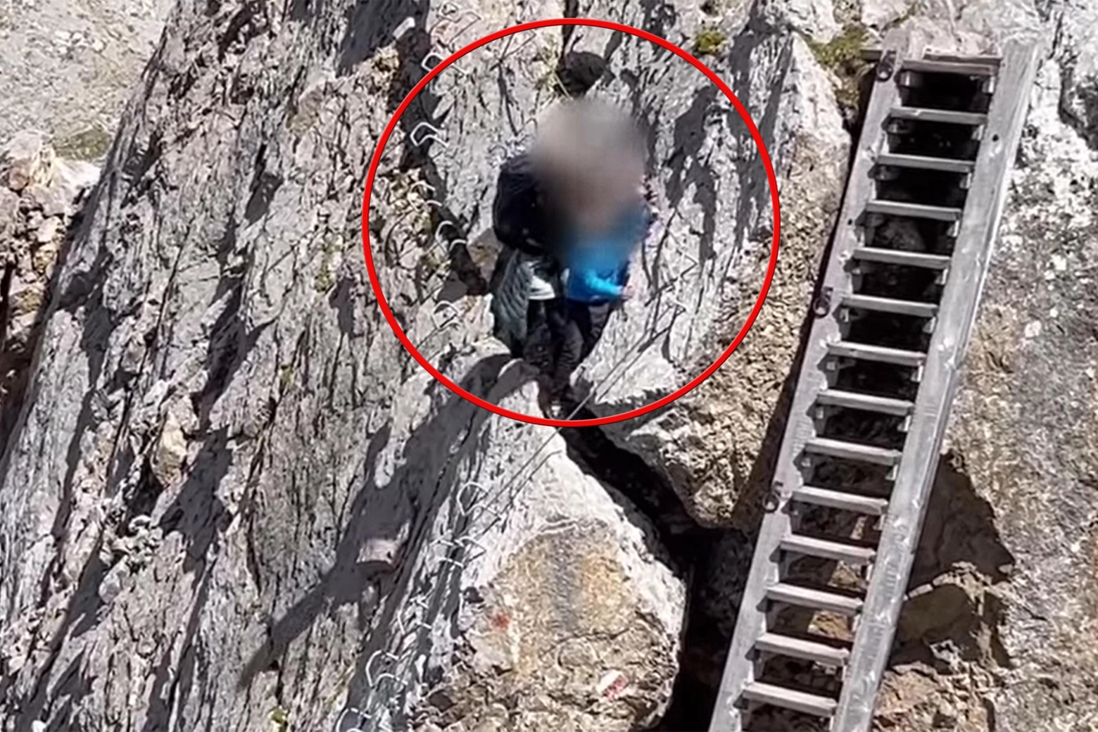 Mamma e papà col bimbo in braccio senza protezioni sulla ferrata (Ansa)