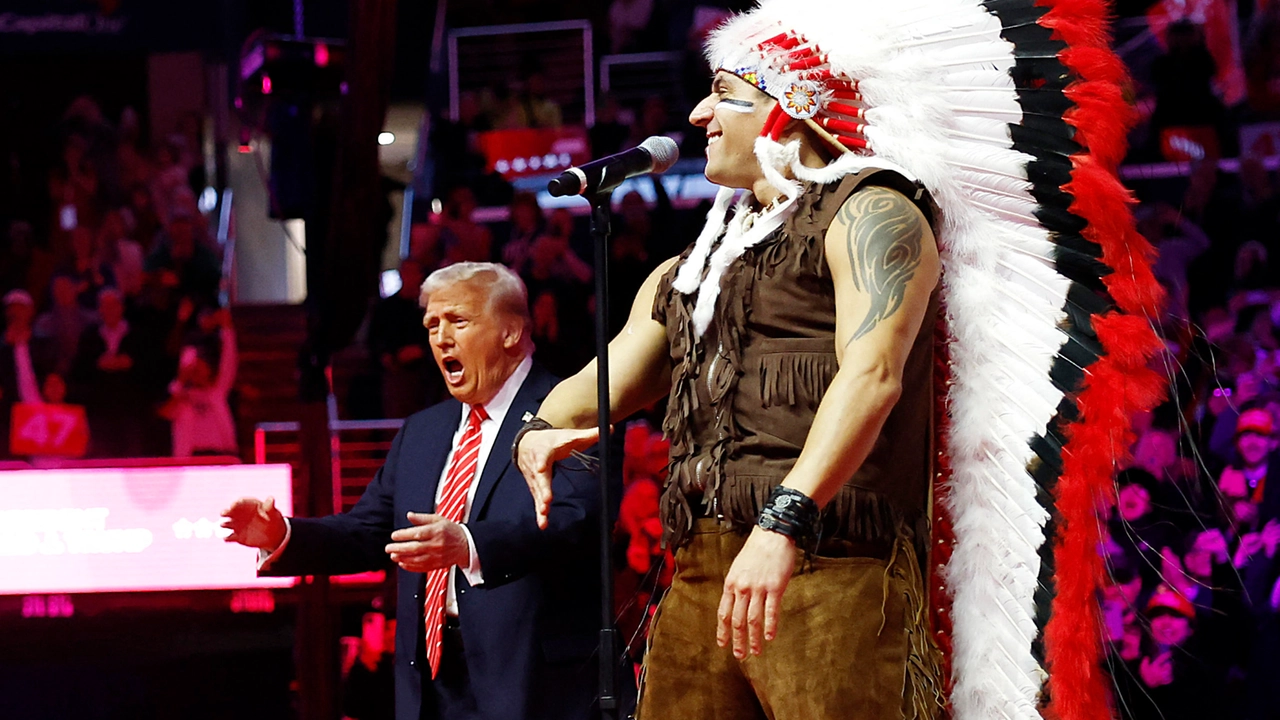 Donald Trump ieri sera durante l'esibizione dei Village People. (AFP)