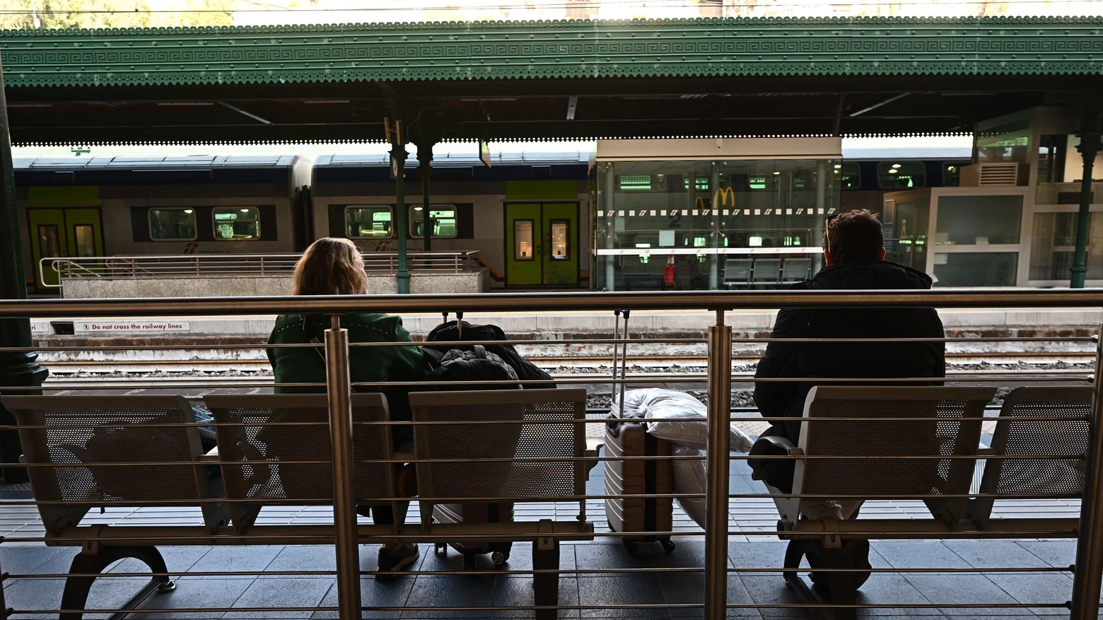 Passeggeri in stazione (foto Ansa)