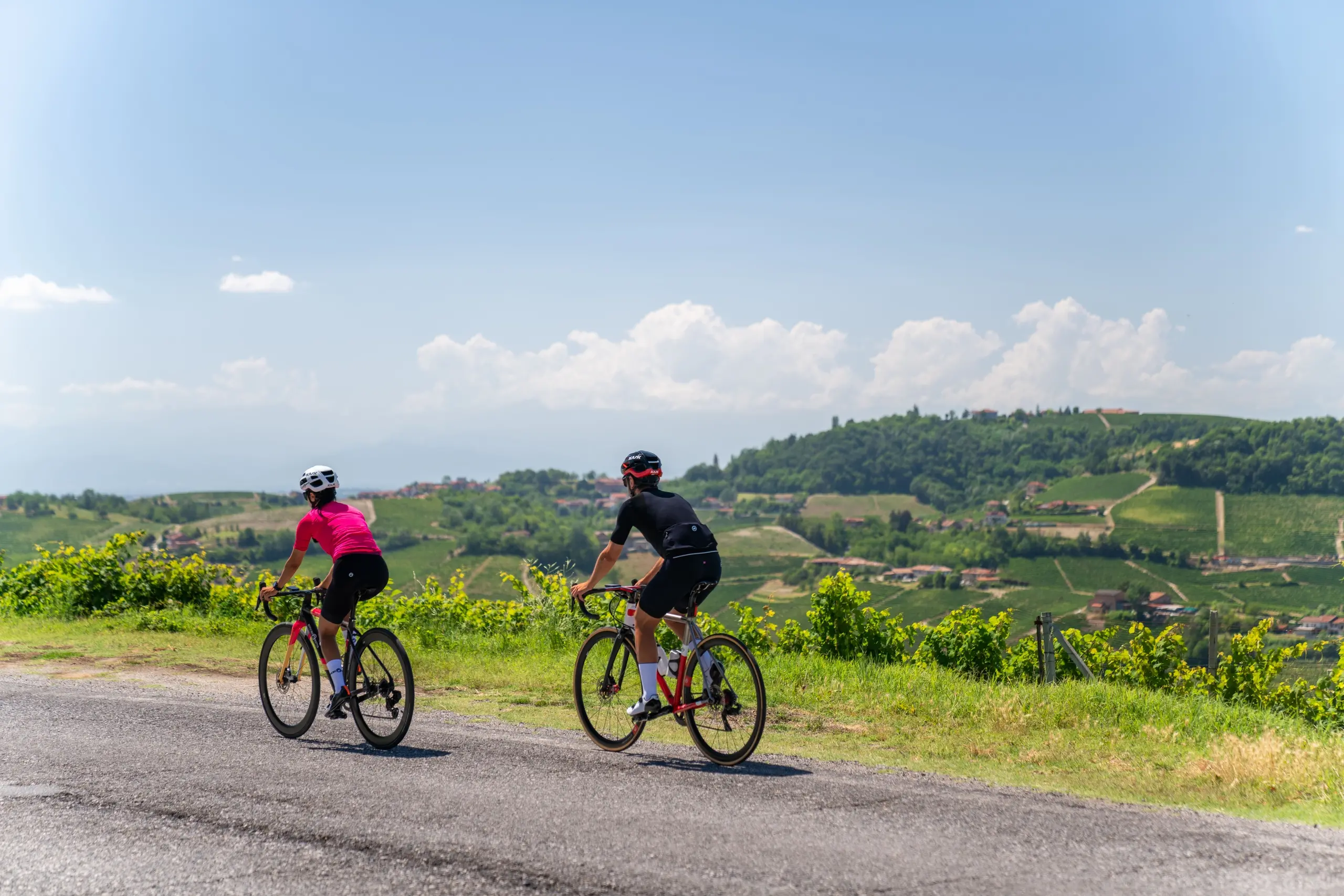 Pedalando alla scoperta di Langhe Monferrato e Roero: tour in bici con guide ciclistiche specializzate