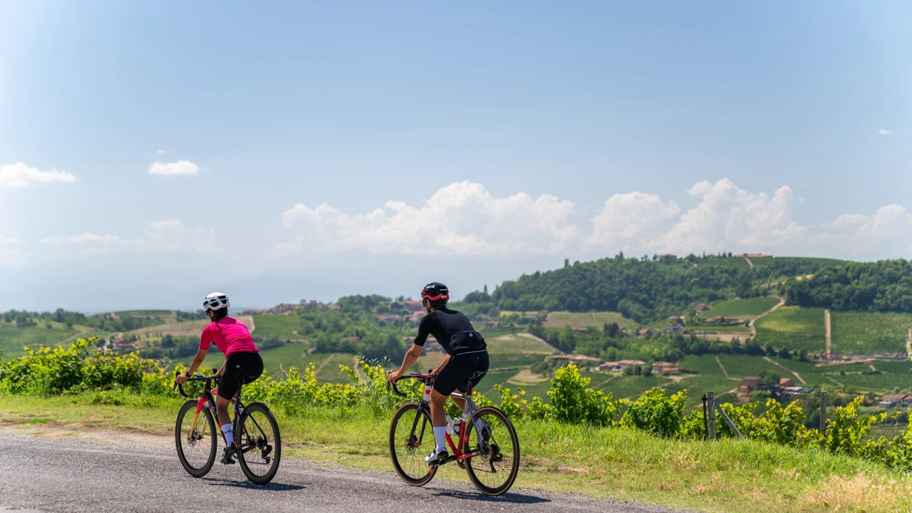 Pedalando alla scoperta di Langhe Monferrato e Roero: tour in bici con guide ciclistiche specializzate