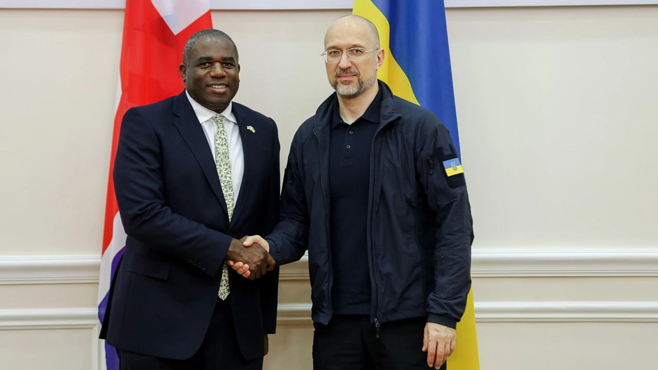 David Lammy e Denys Shmyhal a Kiev (foto Ansa)