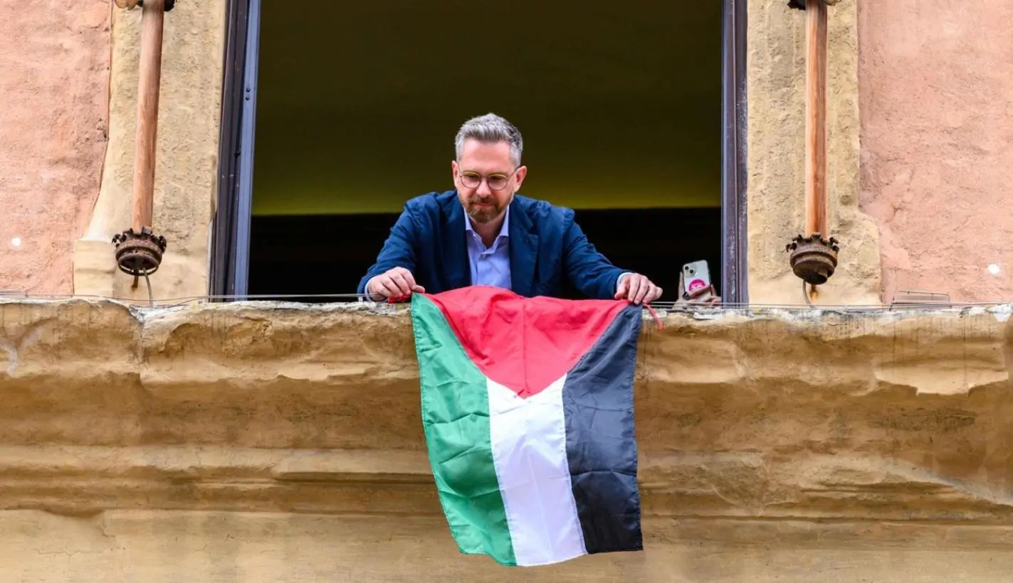 Bandiera palestinese in Comune. È polemica sul sindaco di Bologna. FdI attacca: gesto da irresponsabili