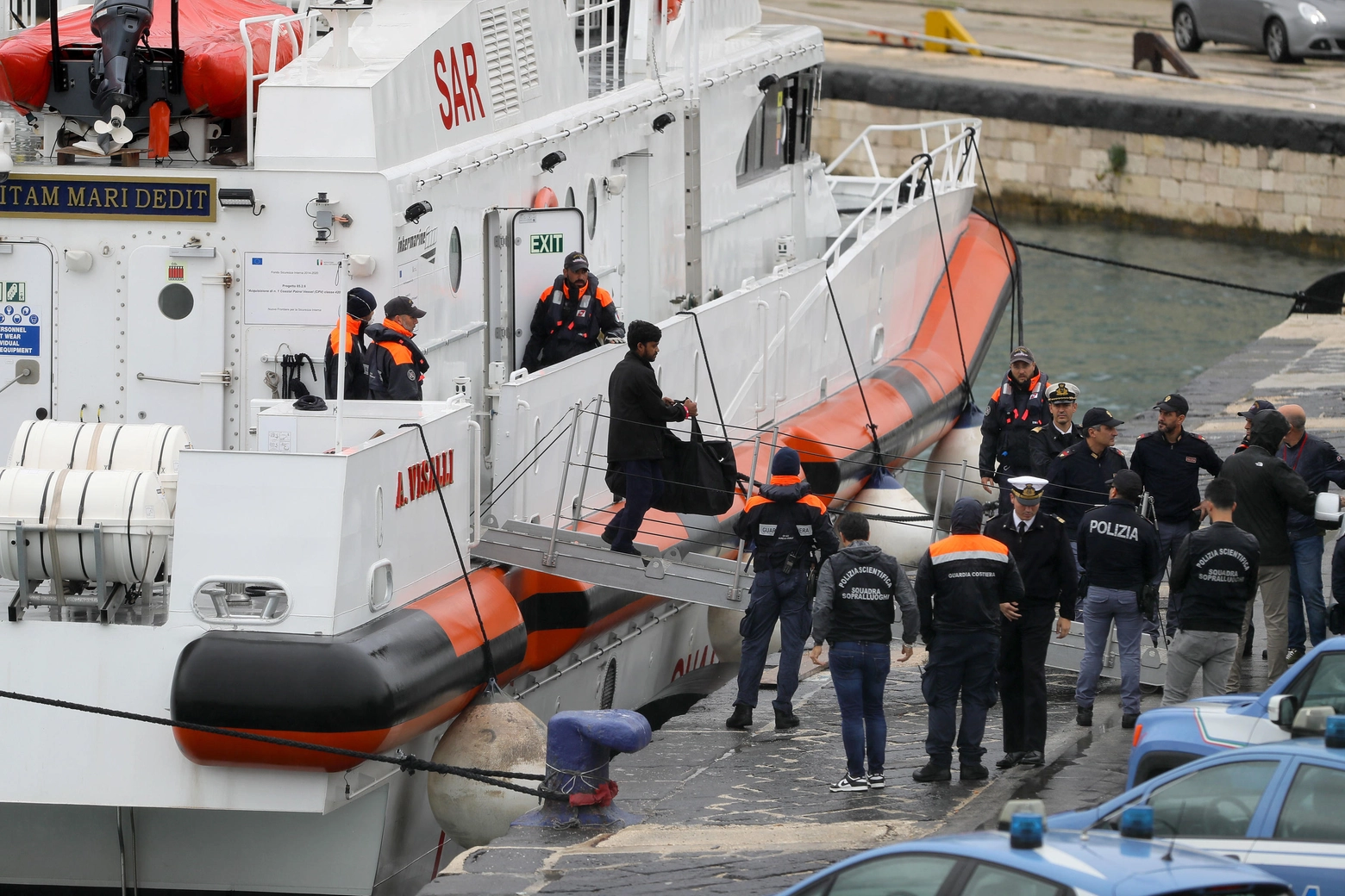 Motovedetta con migranti da Albania arrivata in porto Bari