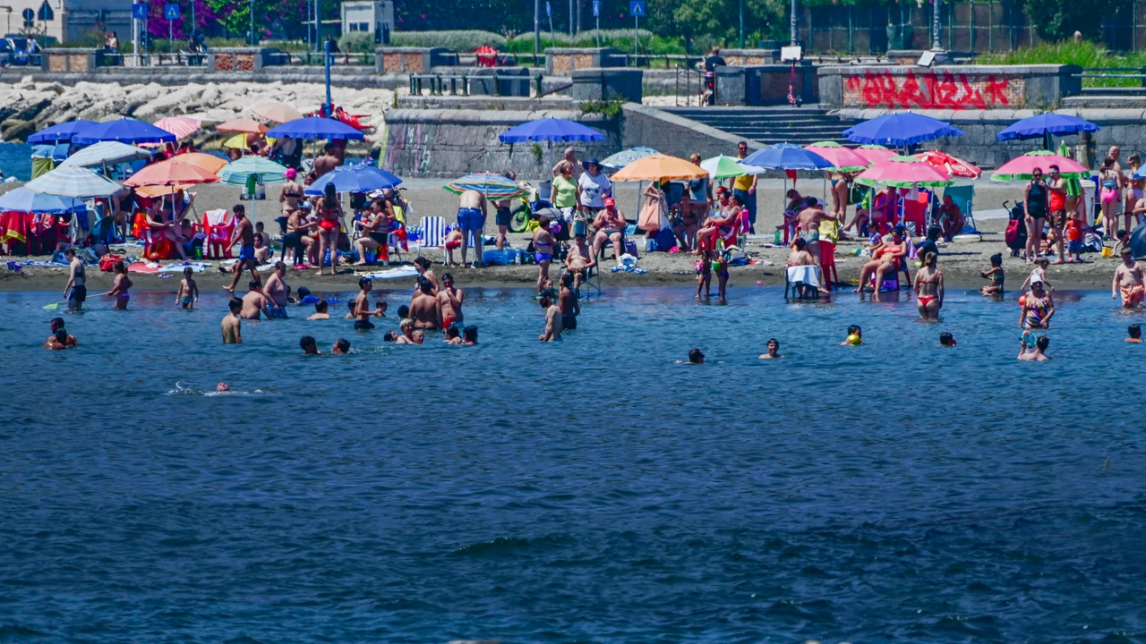 La spiaggia libera della Rotonda Diaz sul lungomare di Napoli affollata di bagnanti per il gran caldo di questi giorni, 16 luglio 2024. ANSA /CIRO FUSCO