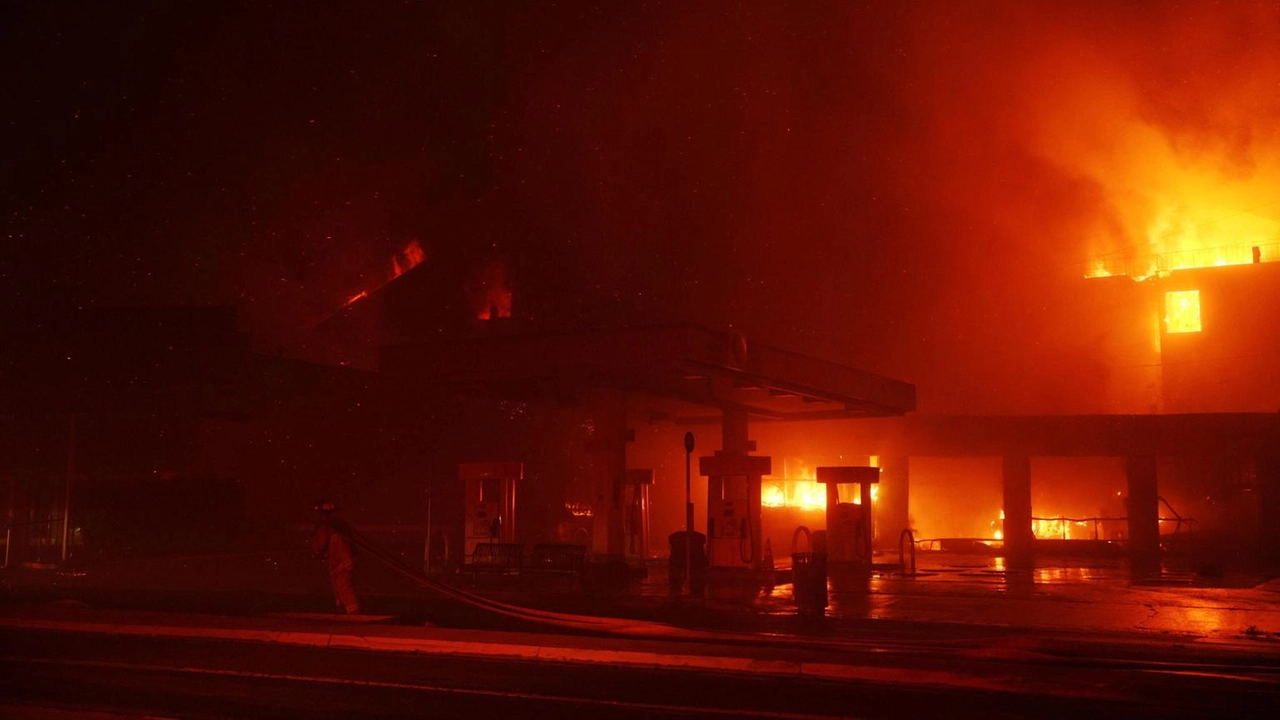 Gli incendi Palisades ed Eaton minacciano Los Angeles, evacuato anche il Jet Propulsion Laboratory della NASA.