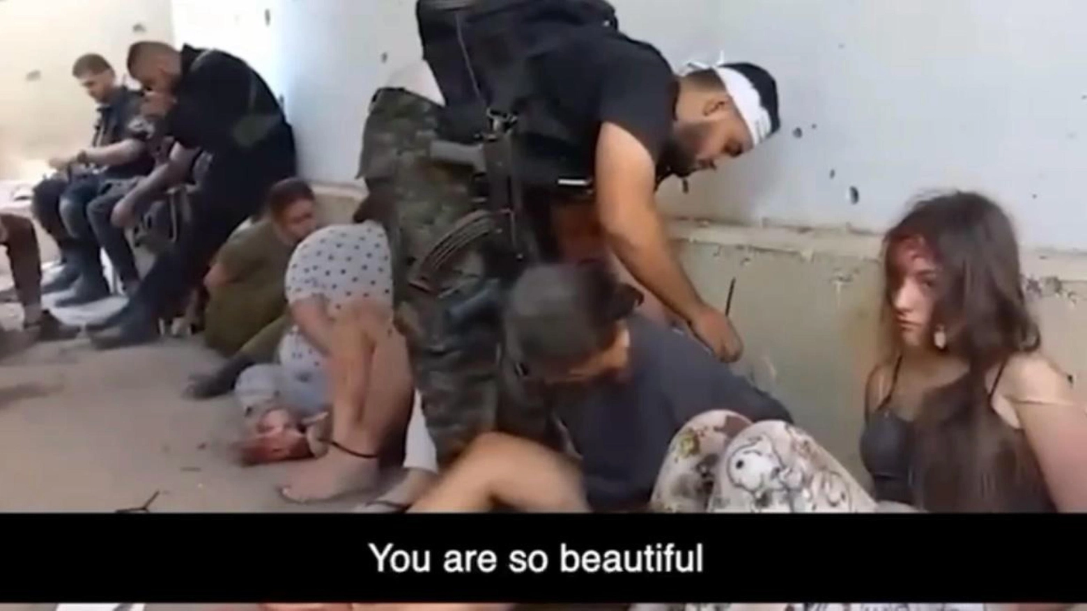 Le cinque soldatesse israeliane rapite da Hamas il 7 ottobre (frame video, Ansa)