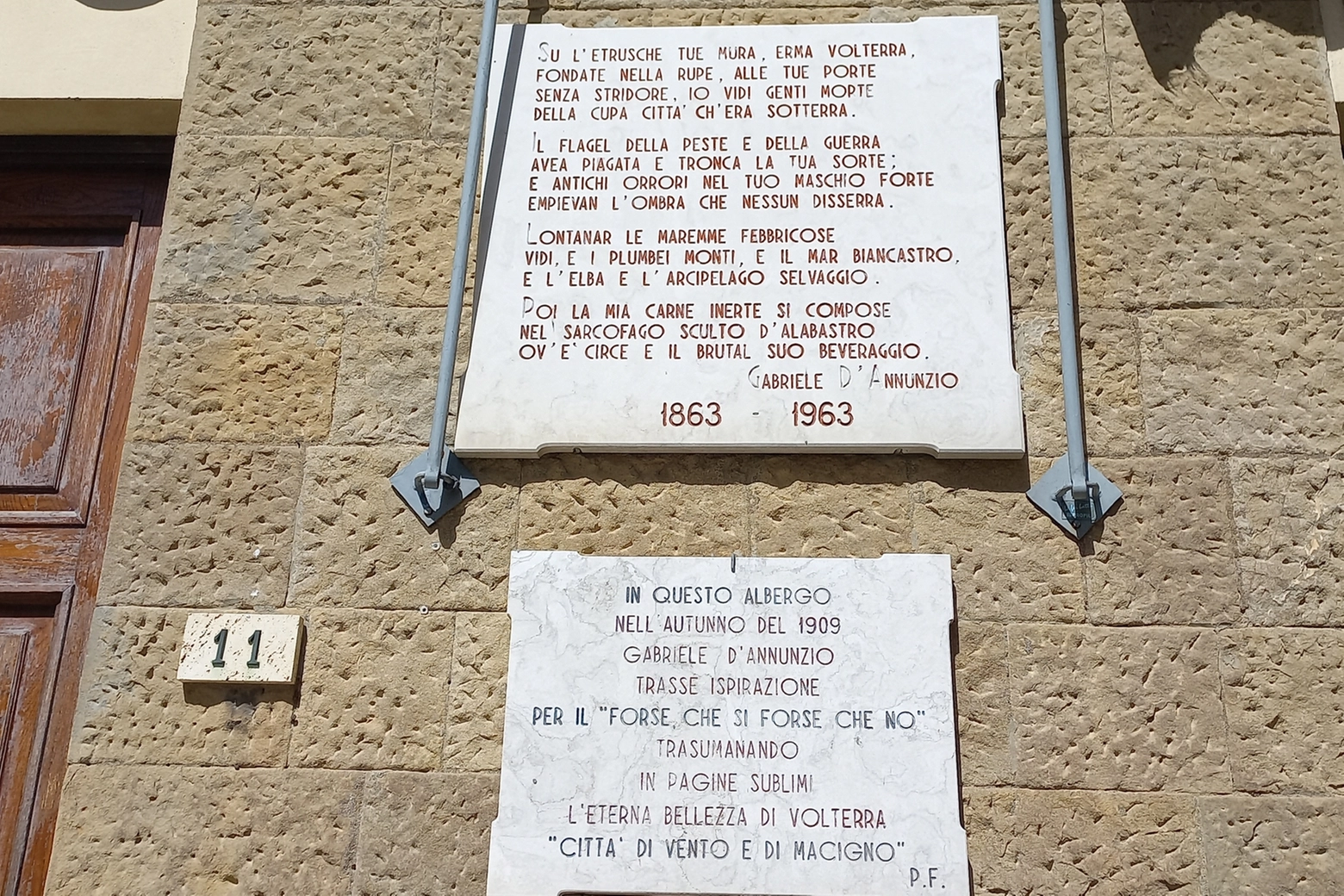 L'iscrizione che ricorda l'omaggio di D'Annunzio a Volterra