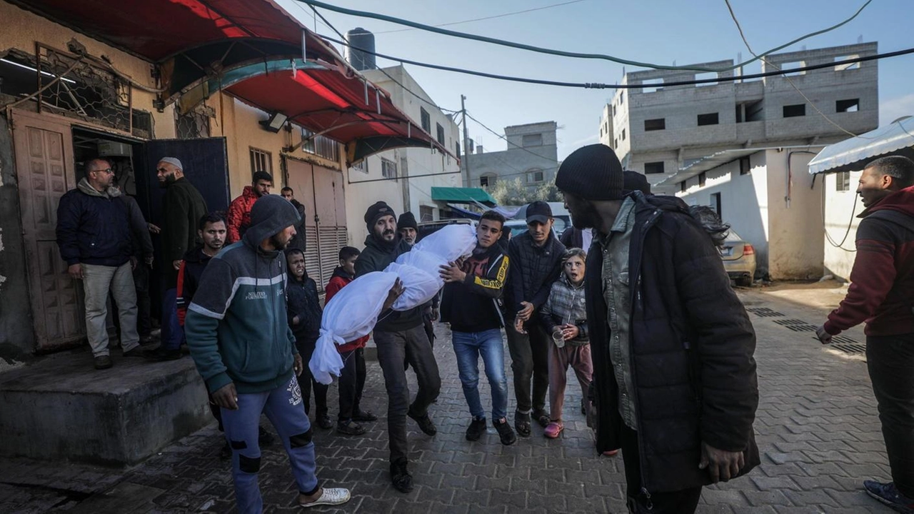 Almeno 29 palestinesi, tra cui bambini e donne, sono stati uccisi nel giorno di Capodanno nella Striscia di Gaza, dove...