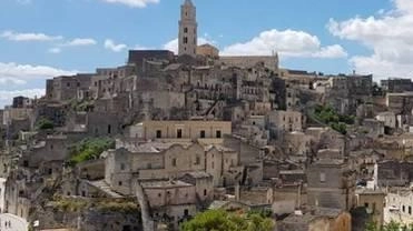 Ex senatori propongono referendum per trasferire Matera in Puglia, stanchi dello strapotere di Potenza. Scelta per favorire sviluppo economico e culturale della città.