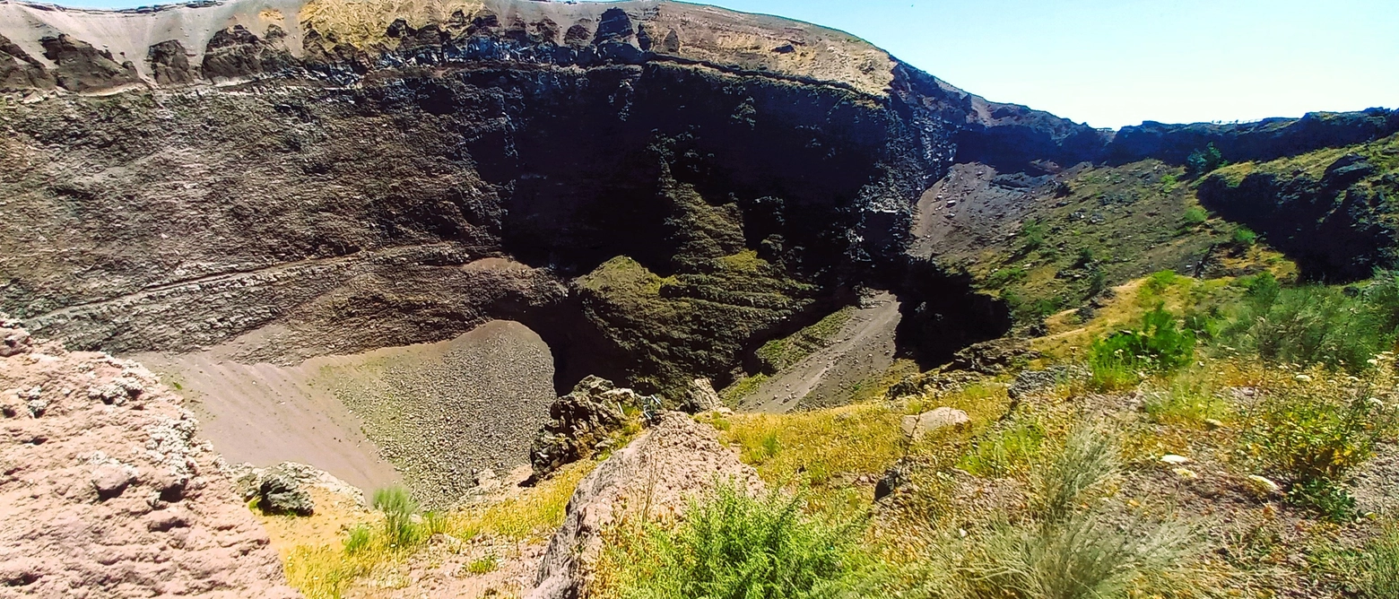 Vesuvio, la visuale dentro il cratere del Vulcano