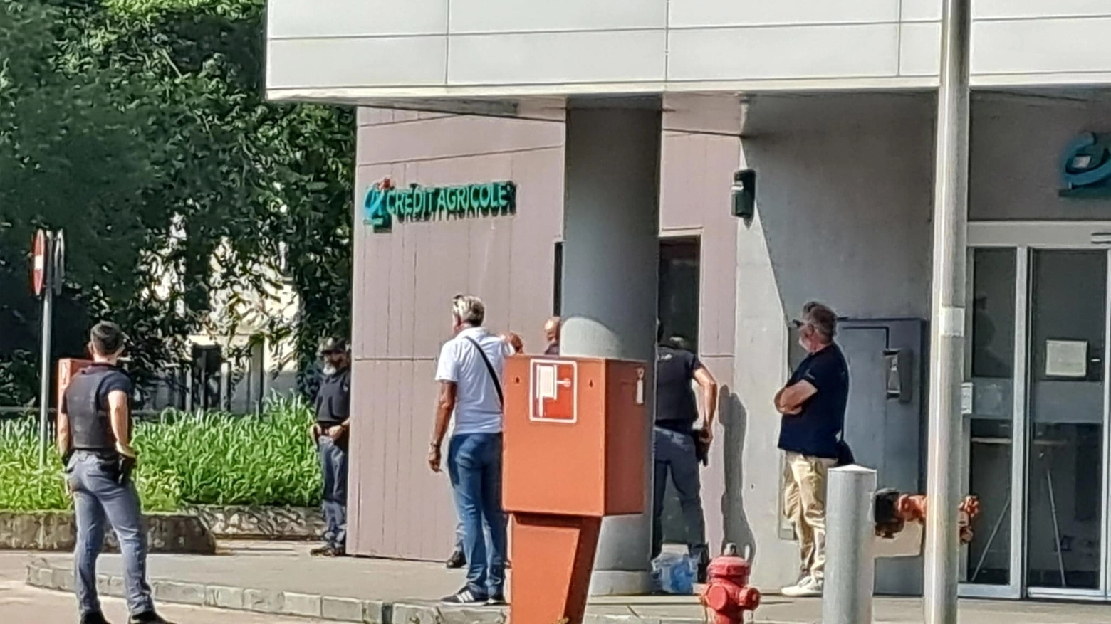 Tentato furto in banca a Vicenza, le forze dell'ordine circondano l'edificio del Credit Agricole nella zona Ovest della città