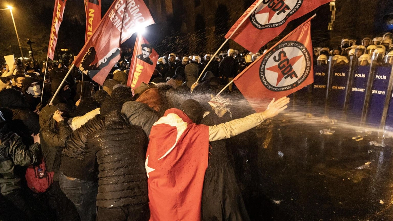 Il sindaco di Istanbul, Ekrem Imamoglu, arrestato per corruzione e terrorismo. Migliaia protestano contro il suo arresto.