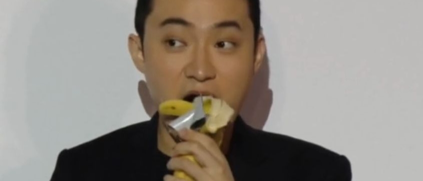 Justin Sun mangia la banana da 6,2 milioni di dollari di Maurizio Cattelan. 