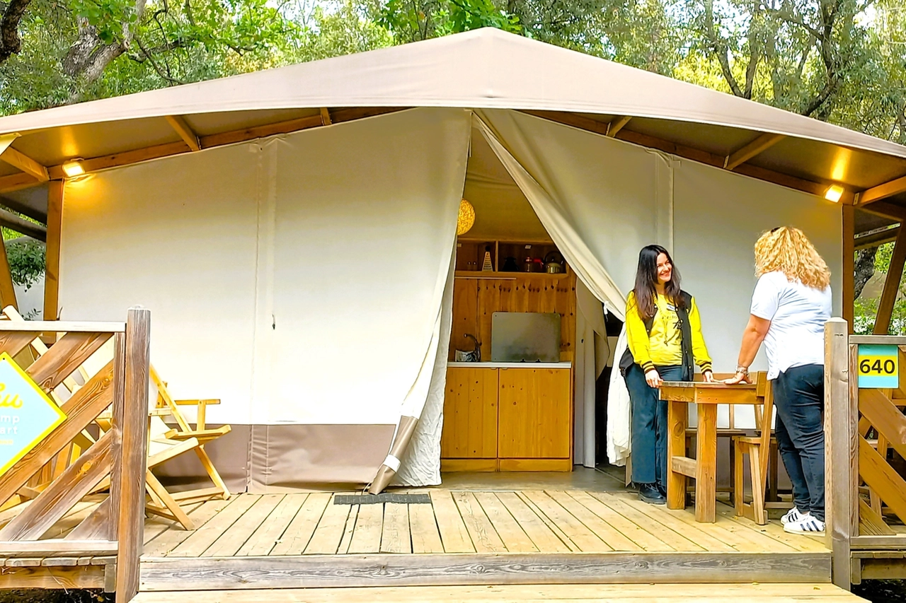 Nel village Montescudaio, in Toscana, c'è la possibilità di sperimentare il Glamping, il campeggio di lusso