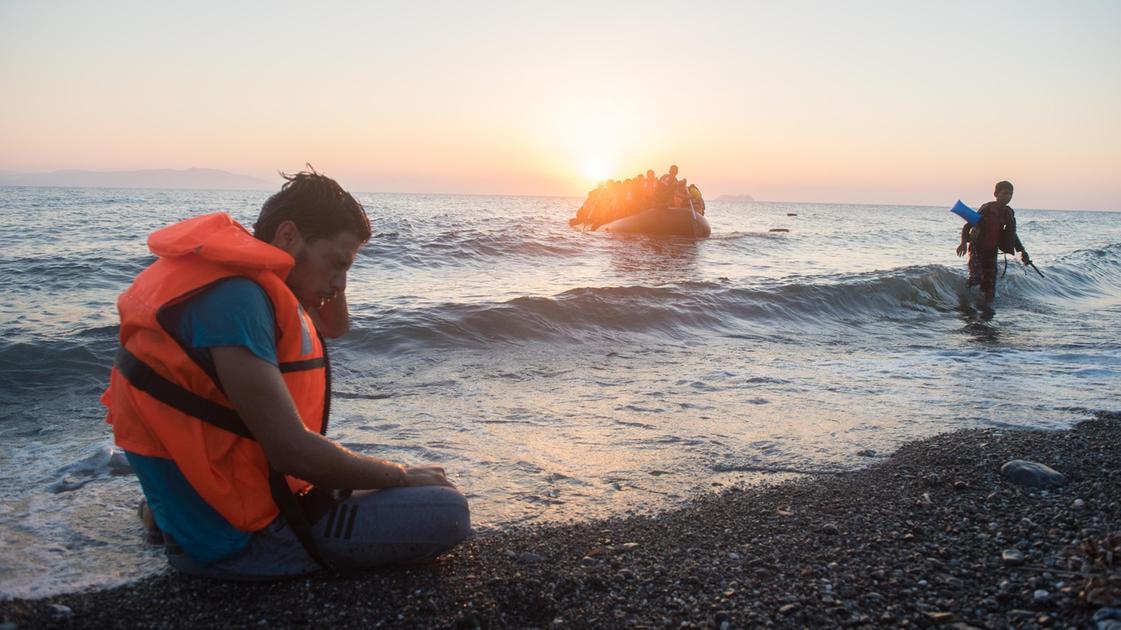 Migranti, la denuncia: “La guardia costiera della Grecia li getta in mare e li lascia morire”