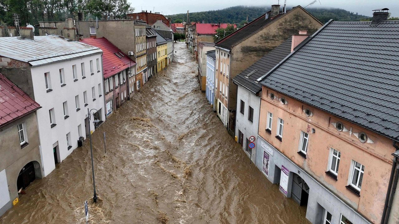 L'alluvione a Glucholazy, nel sud della Polonia (foto Ansa)