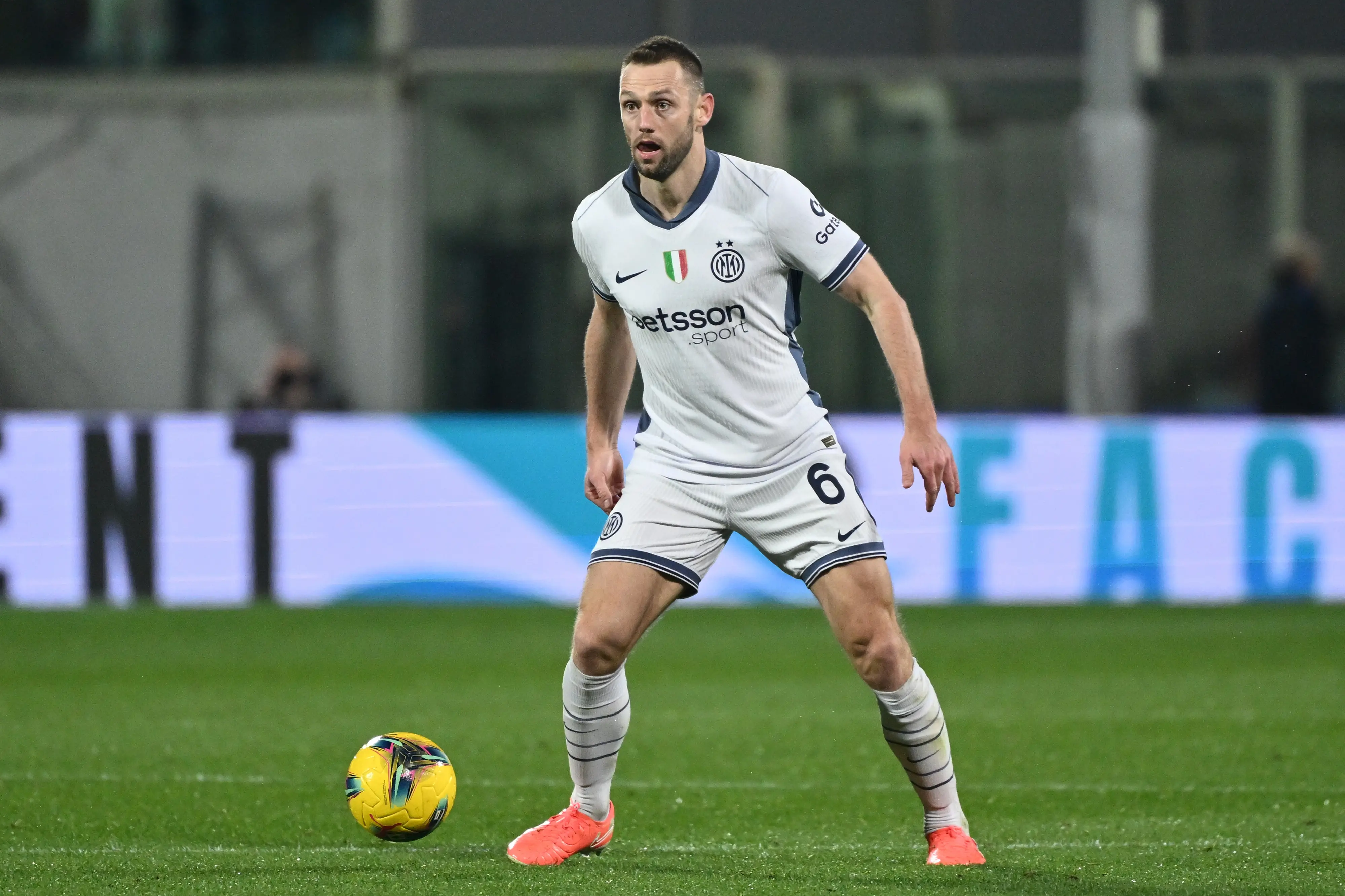 Inter, infiammazione al ginocchio per De Vrij: in dubbio per l'Atalanta