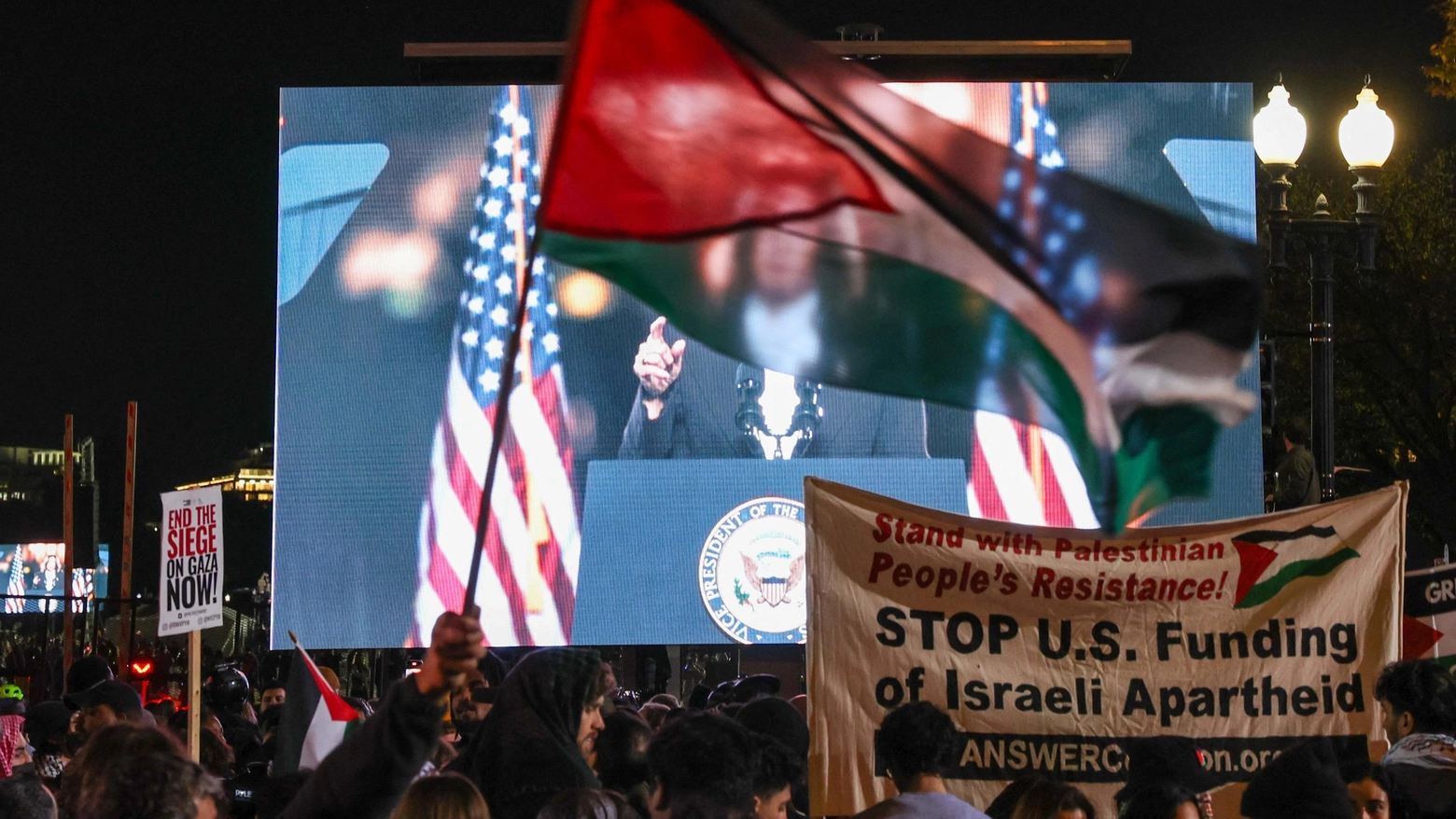 Manifestanti pro Palestina contestano il comizio di Kamala Harris all'Ellisse di Washington (Afp)