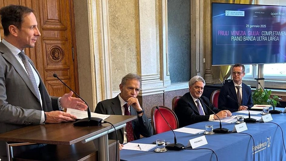 Massimiliano Fedriga e, al tavolo, da sinistra Pietro Piccinetti, Giuseppe Gola e Alberto Sperandio (responsabile Area Nord Est di Open Fiber). A destra l’ad di Open Fiber, Gola