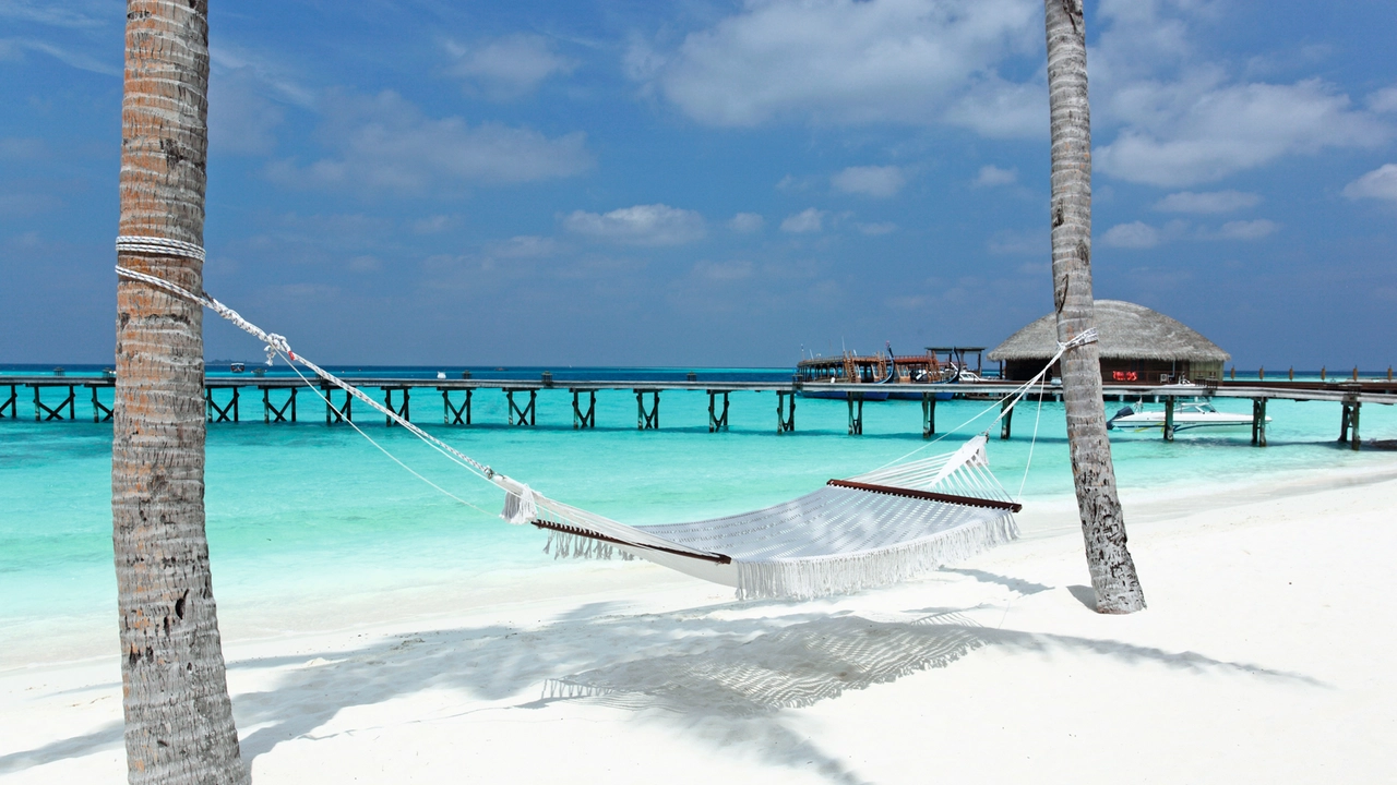 Relax sulla spiaggia al Constance Halaveli, Maldive