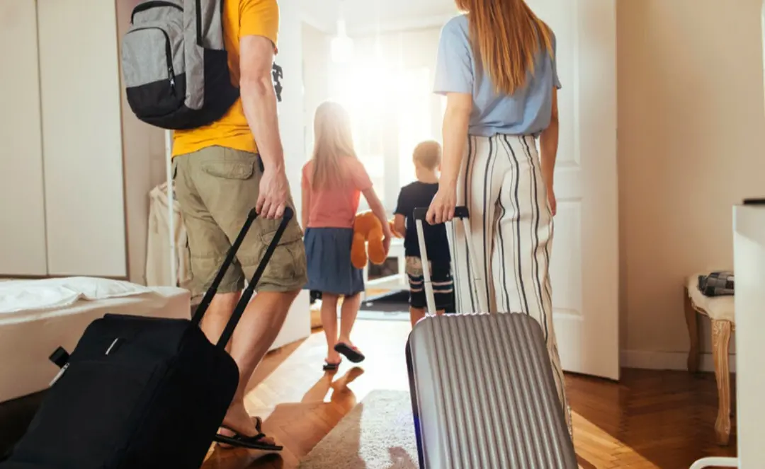 Vacanze con figli: dove vanno, come scelgono e quanto spendono le famiglie italiane