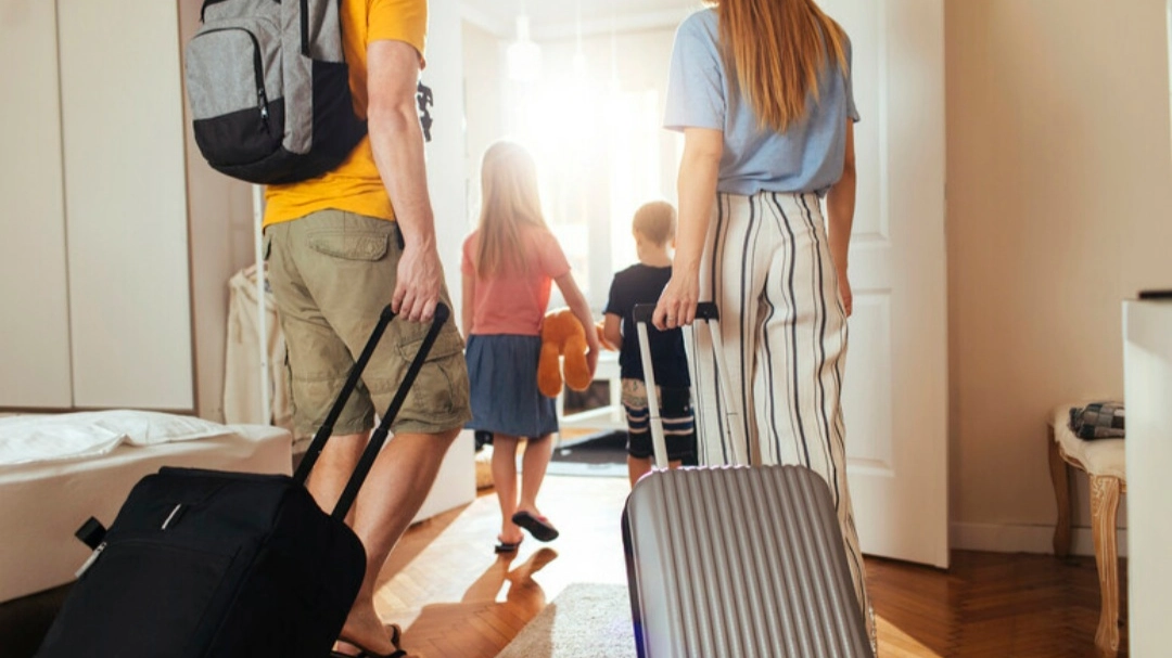 Vacanze con figli: dove vanno, come scelgono e quanto spendono le famiglie italiane