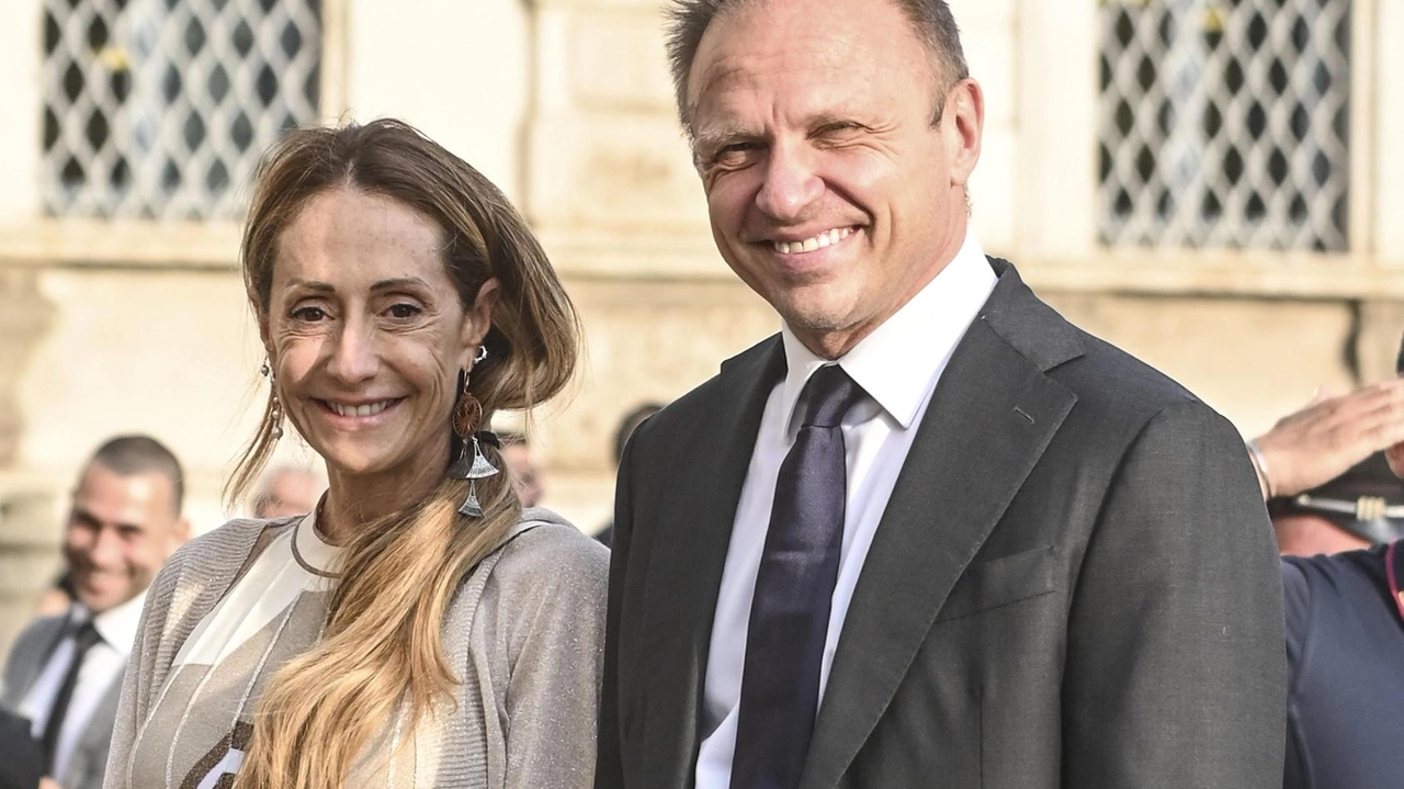 Arianna Meloni è nata a Roma 49 anni fa ed è responsabile della segreteria politica di FdI. Al suo fianco, il ministro dell’Agricoltura Francesco Lollobrigida (52)