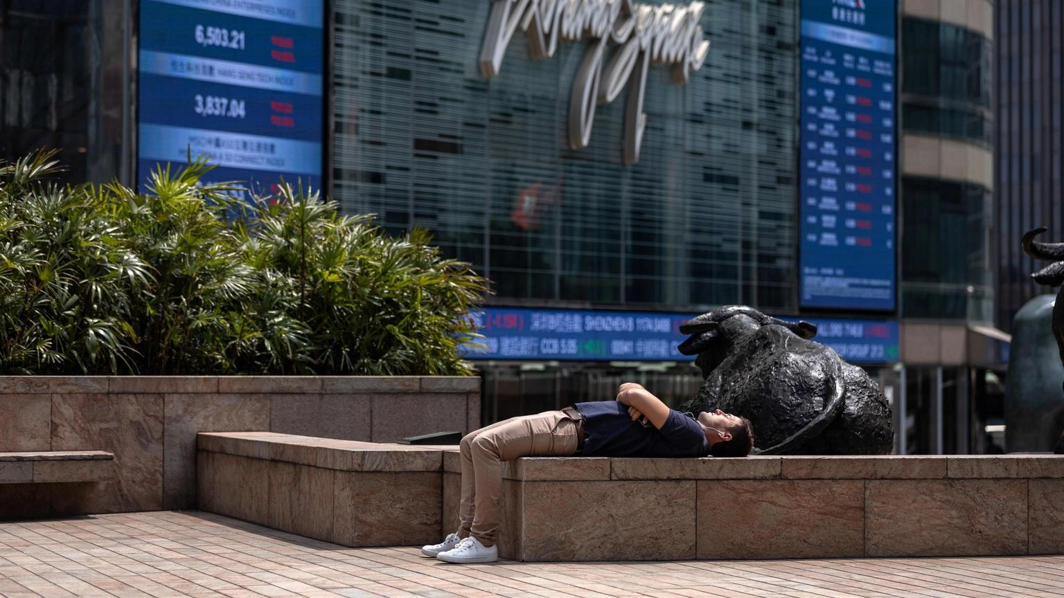 Borsa: l'Asia chiude mista, si guarda a inflazione Usa e guerre