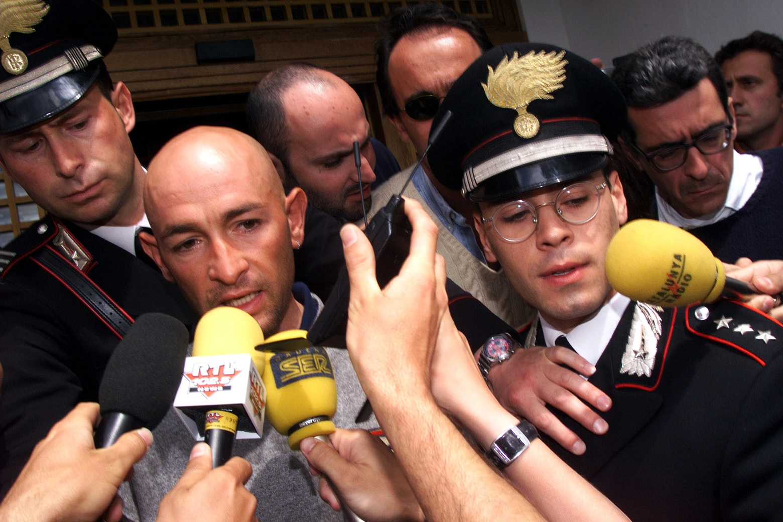 Marco Pantani esce dall'albergo di Madonna di Campiglio dopo l'esclusione dal Giro 1999