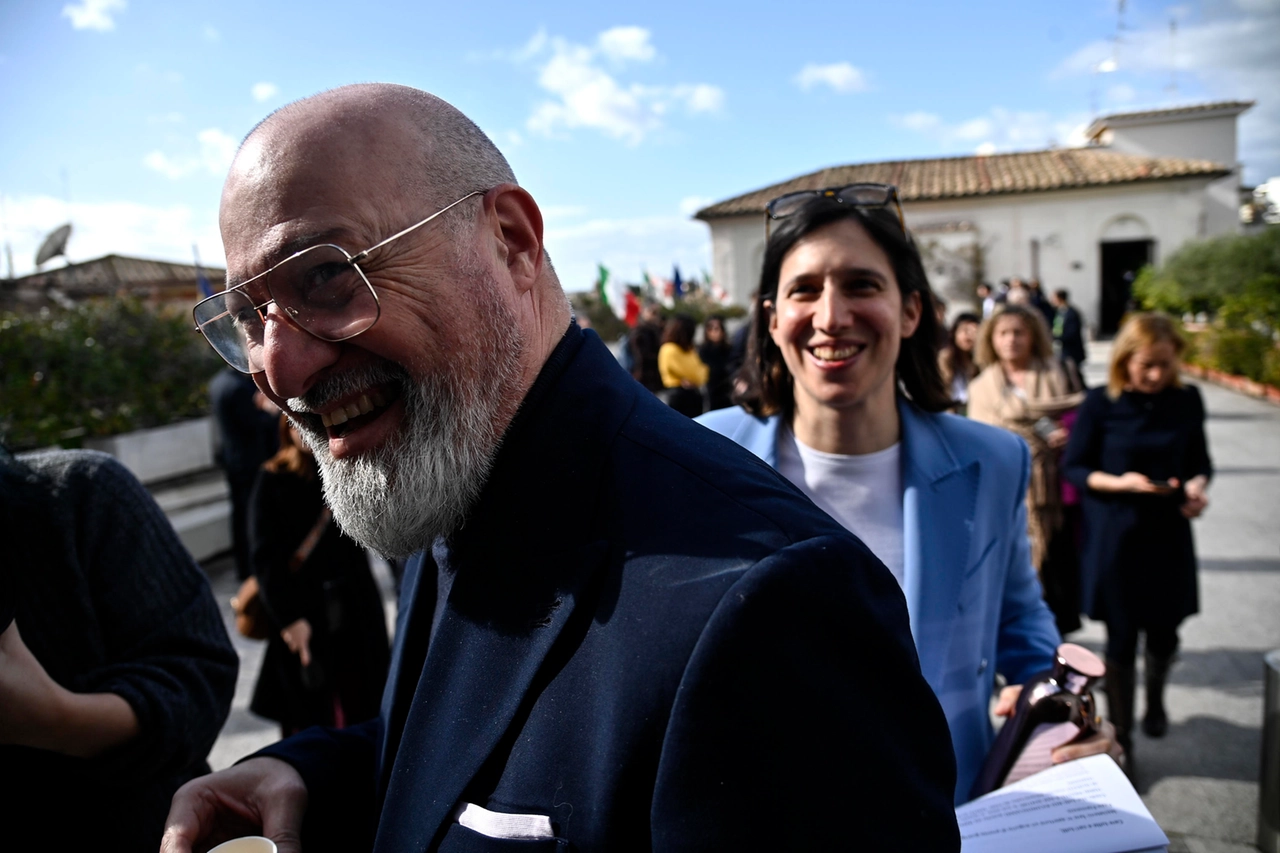 La segretaria del Partito Democratico, Elly Schlein (D), e Stefano Bonaccini (S)