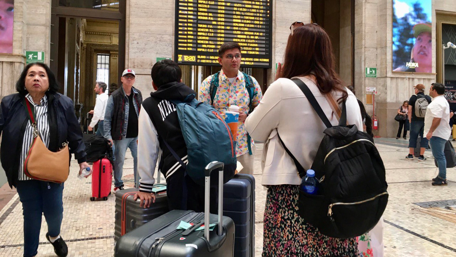 Passeggeri in attesa alla Stazione centrale di Milano dopo che la circolazione ferroviaria è stata fortemente rallentata sulla linea Alta velocità Milano - Bologna - Firenze (Ansa)